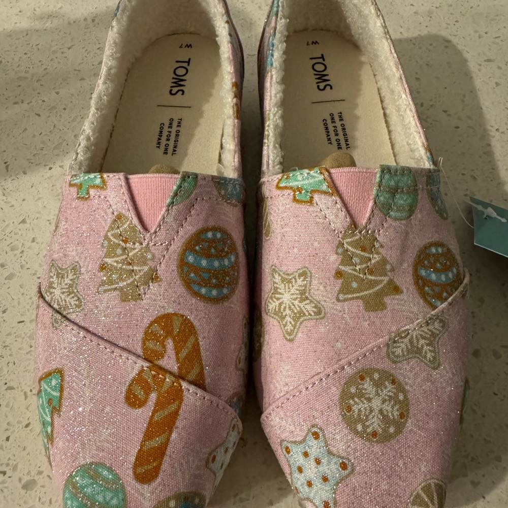 TOMS Women’s Holiday Pink Festive Patterned Slip-Ons, size 7 NWT